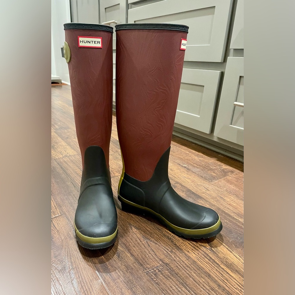 Hunter Women's Black and Burgundy Rain Boots